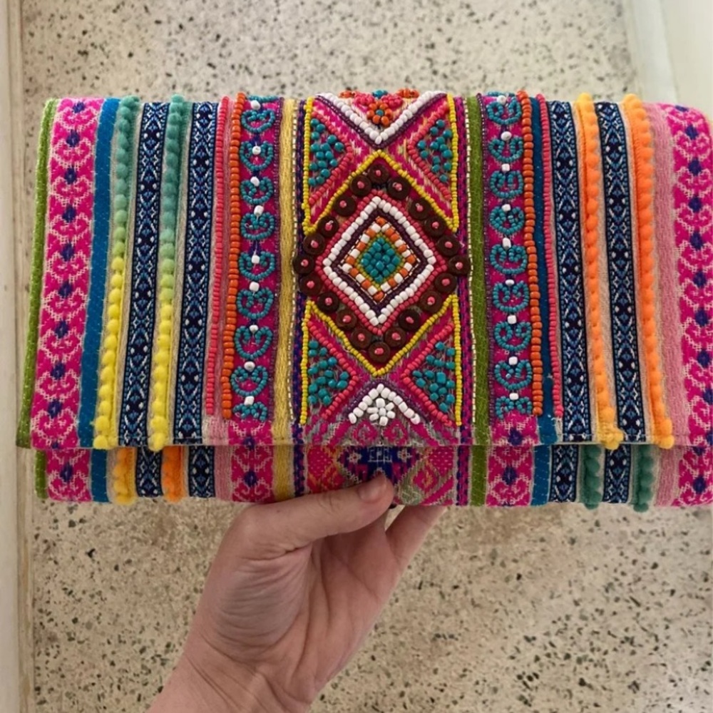 Crossbody with detachable chain